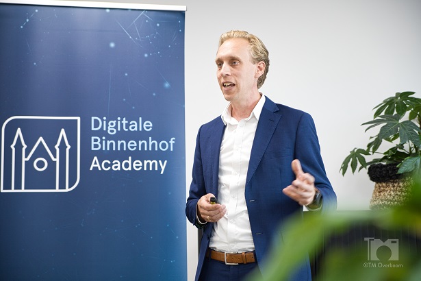 foto van meneer die presentatie geeft tijdens de digitale binnenhof academy