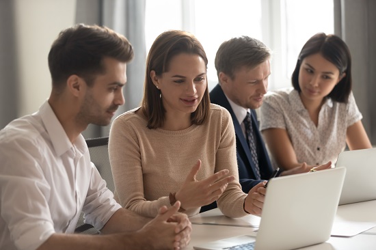 mensen met elkaar in gesprek voor een laptop