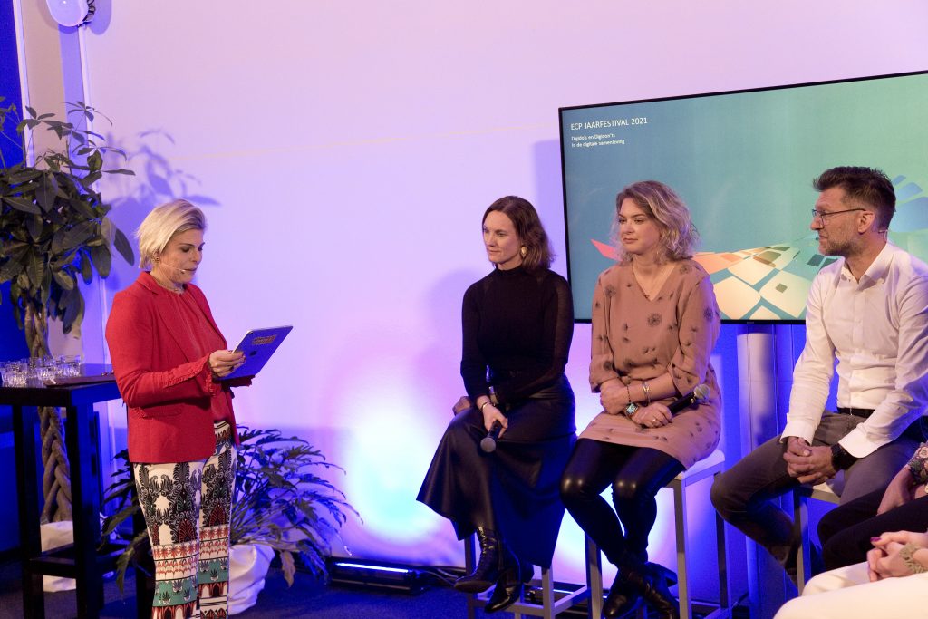 Foto met mensen met elkaar in gesprek