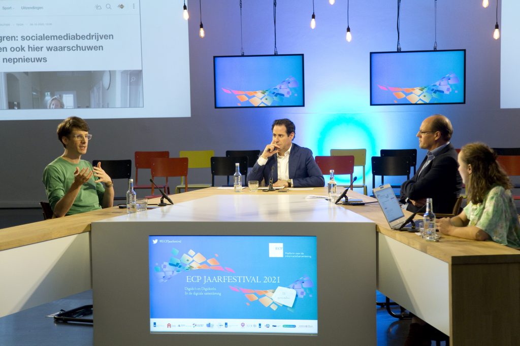 mensen hebben een gesprek aan tafel in een studio