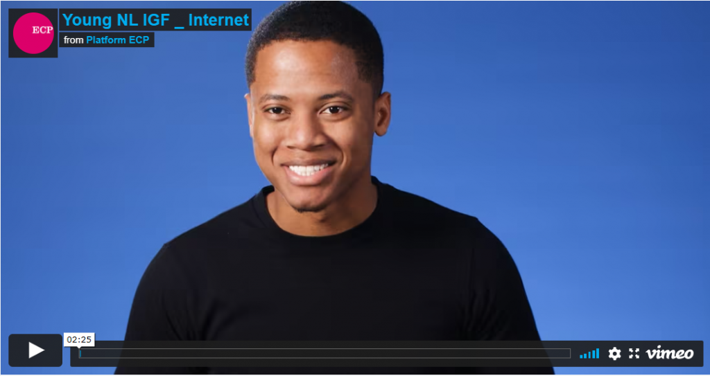 Schermafbeelding video_Jongen met blauwe achtergrond