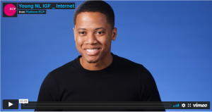 Schermafbeelding video_Jongen met blauwe achtergrond