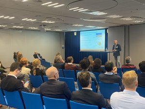 Foto van presentatie over internetfragmentatie van Cristian Hesselman (Directeur SIDN Labs) tijdens een bijeenkomst van het Netherlands Internet Governance Forum in november 2022.