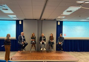 Foto van Marjolijn Bonthuis en vier panelleden tijdens een gesprek over internetfragmentatie bij een evenement van Netherlands Internet Governance Forum in november 2022